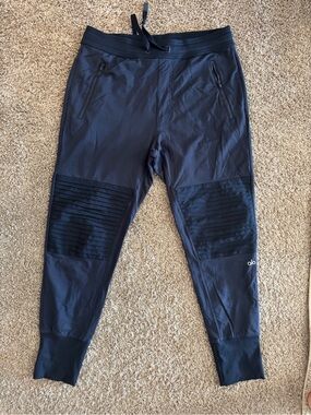 ALO Yoga Men’s Black Ribbed-Knee Tech Joggers — Zip Pockets